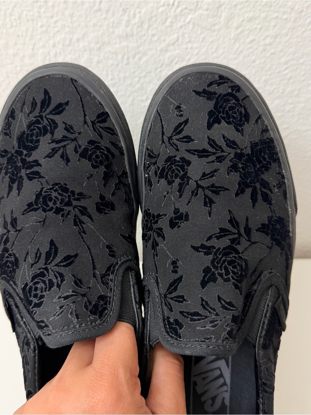 Vans Classic Slip-On Black Velvet Floral Rose Shoes Women’s 7.5 Men’s 6 - Picture 5 of 10
